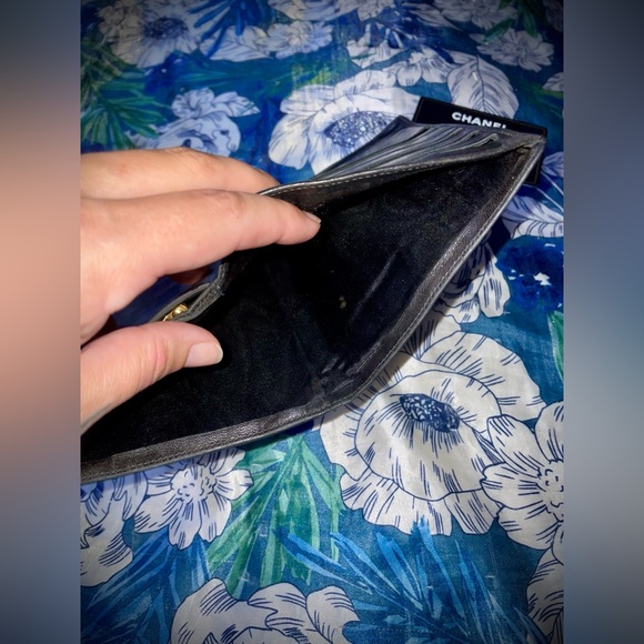 CHANEL Authentic Lambskin Wallet - Picture 9 of 11